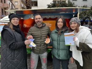 Campagna di sensibilizzazione al mercato settimanale di Grottammare . Le incaricate di Adriatica Oli e due cittadini di Grottammare