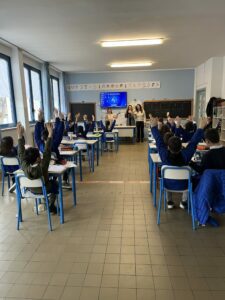 Momento della campagna di sensibilizzazione per la raccolta differenziata degli oli vegetali esausti con alunni/e, maestra e incaricate di Adriatica Oli
