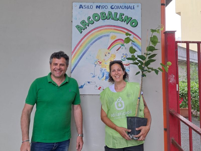 Piantumazione allasilo nido Arcobaleno